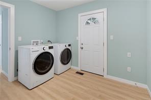 916 Burnside Rd — listing photo 22 of 33