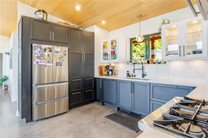 1071 Uplands Close — listing photo 15 of 48