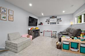 3988 Larchwood Dr — listing photo 20 of 44