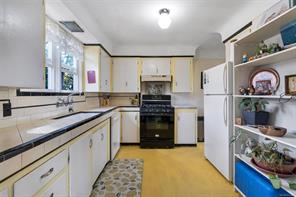 847 Old Esquimalt Rd — listing photo 13 of 54
