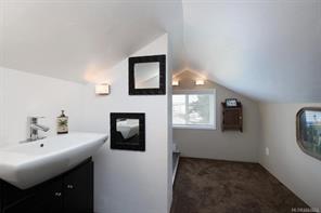 3919 Quadra St — listing photo 19 of 23