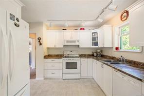 9220 East Saanich Rd — listing photo 15 of 50