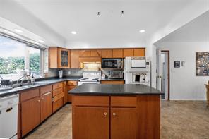 2025 Forest Dr — listing photo 16 of 36