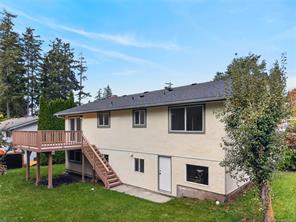 1665 Dingwall Rd — listing photo 14 of 31