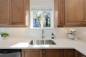 2563 Shelbourne St — listing photo 21 of 92