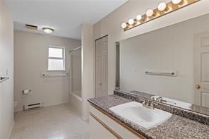 728 Banwell Crt — listing photo 14 of 26
