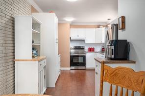 2404 Glenayr Dr — listing photo 15 of 68