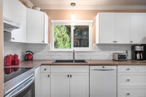 2404 Glenayr Dr — listing photo 17 of 68