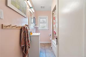 2825 Rockwell Ave — listing photo 14 of 39