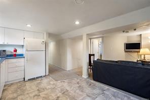2825 Rockwell Ave — listing photo 19 of 39