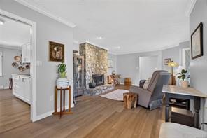 4291 Burbank Cres — listing photo 15 of 44