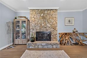 4291 Burbank Cres — listing photo 16 of 44