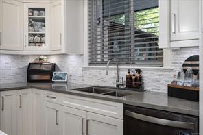9048 Driftwood Dr — listing photo 17 of 71