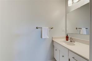 13-4391 Torquay Dr — listing photo 14 of 33
