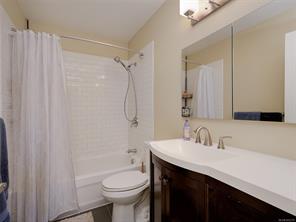 201-991 Cloverdale Ave — listing photo 16 of 37