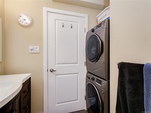 201-991 Cloverdale Ave — listing photo 17 of 37