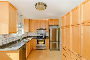 129 Moss St — listing photo 14 of 41