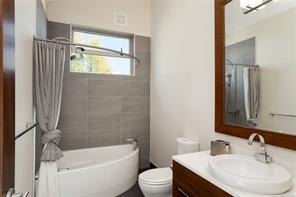 5039 Cordova Bay Rd — listing photo 38 of 71