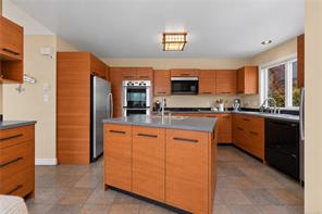10189 West Saanich Rd — listing photo 14 of 43