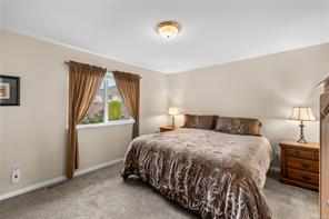 1049 Sunrise Dr — listing photo 13 of 40