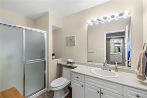 1049 Sunrise Dr — listing photo 15 of 40