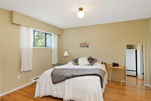 764 Mann Ave — listing photo 18 of 43