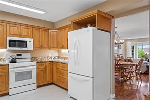1072 Roberton Blvd — listing photo 13 of 64