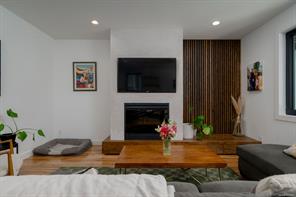 5546 Woodland Cres — listing photo 17 of 77
