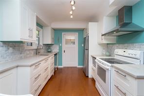 1118 Tolmie Ave — listing photo 13 of 36