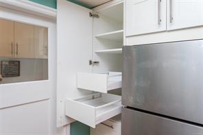 1118 Tolmie Ave — listing photo 19 of 36