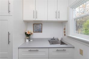 1118 Tolmie Ave — listing photo 28 of 36