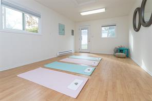 1118 Tolmie Ave — listing photo 31 of 36