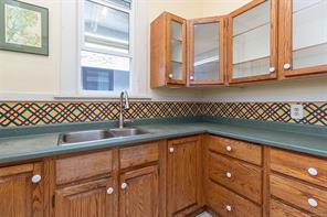 1467 Bay St — listing photo 13 of 35