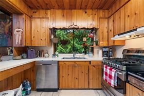 8595 Glenview Rd — listing photo 18 of 48