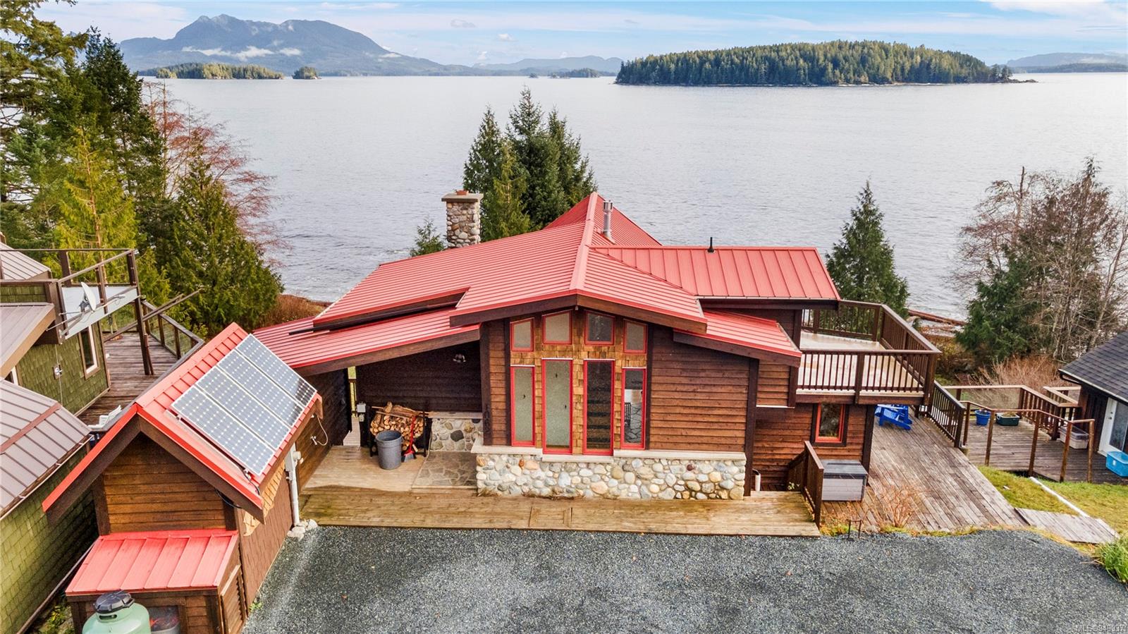 $1,100,000 - 1062 Fifth Ave<br>Ucluelet, British Columbia, V0R 3A0