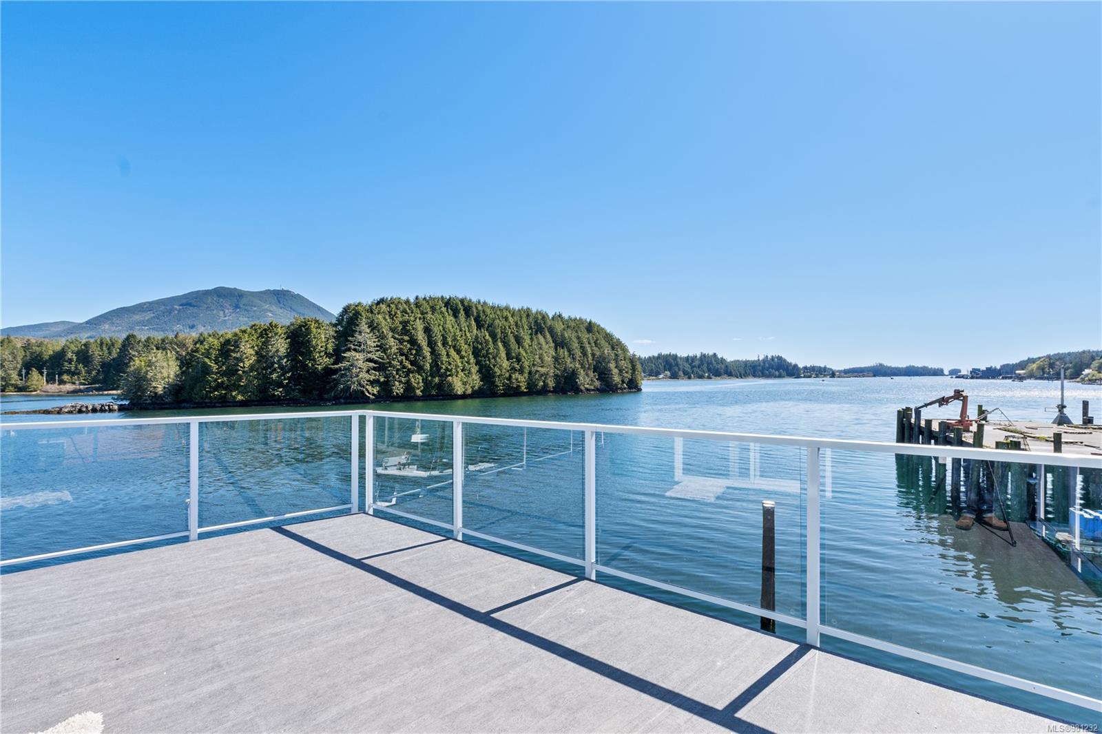 $2,450,000 - 2015 Bay St<br>Ucluelet, British Columbia, V0R 3A0