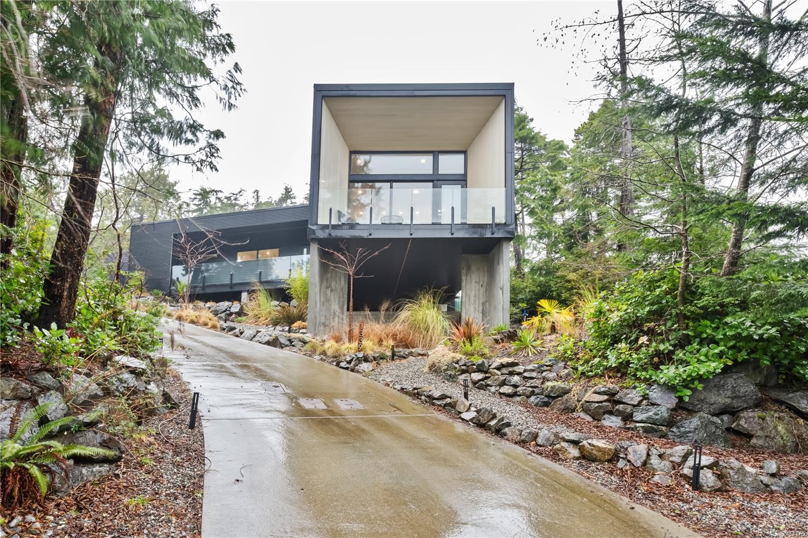 $998,000 - 1339 Edwards Pl<br>Ucluelet, British Columbia, V0R 3A0