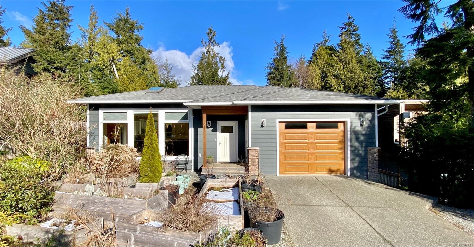 $1,499,000 - 642 Yew Wood Rd<br>Tofino, British Columbia, V0R 2Z0