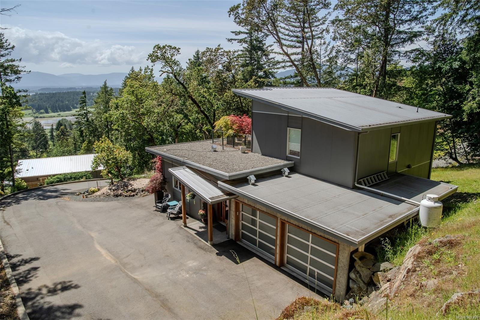 $1,599,900 - 6865 Southview Terr<br>British Columbia, V9L 5W9