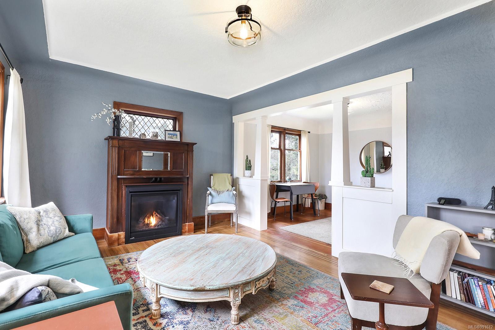 $939,000 - 1249 9th St<br>British Columbia, V9N 1P3