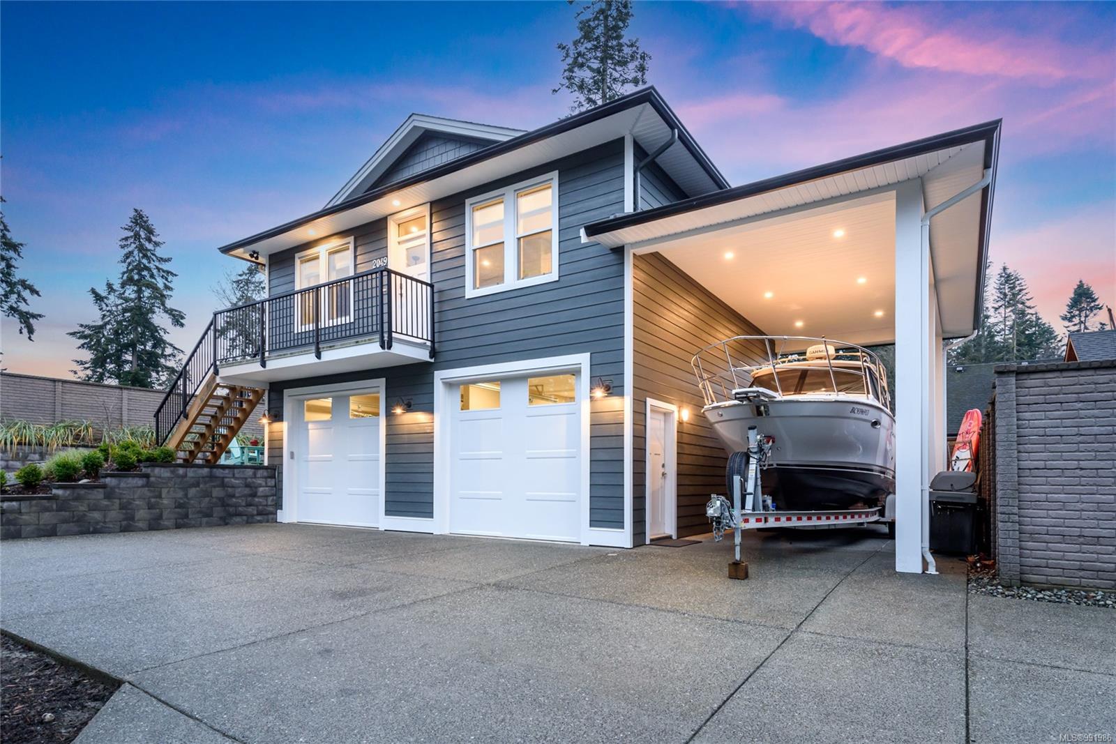 $1,998,000 - 8968 Henderson Ave<br>British Columbia, V9J 1A4