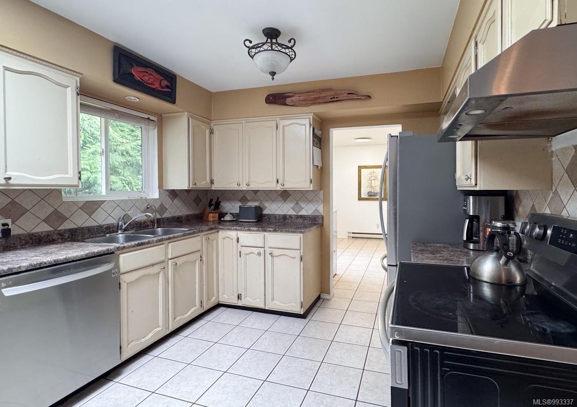 $749,900 - 34 Malaspina Dr<br>British Columbia, V0R 1X1