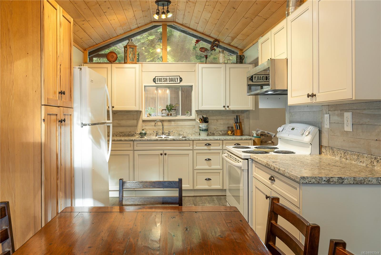 $599,900 - 379 Hemlock Ave<br>British Columbia, V0R 1X1