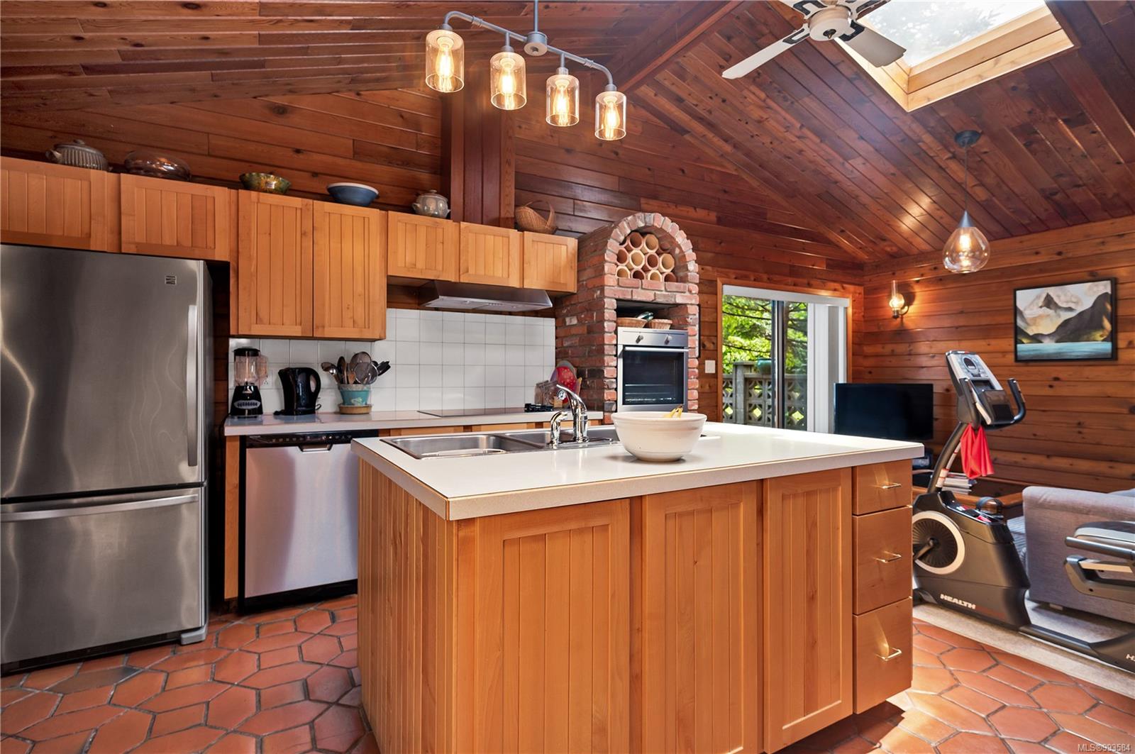 $1,198,000 - 1396 Seaview Rd<br>British Columbia, V9J 1J7