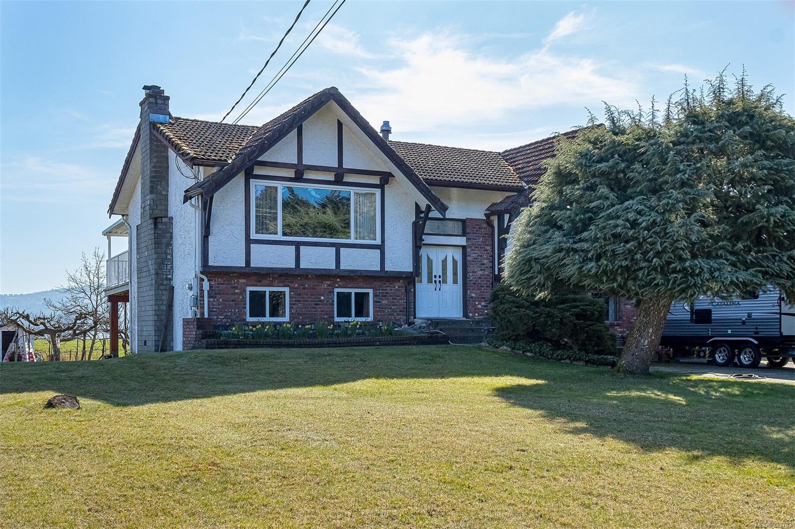 $1,080,000 - 6627 Lakes Rd<br>British Columbia, V9L 5V9