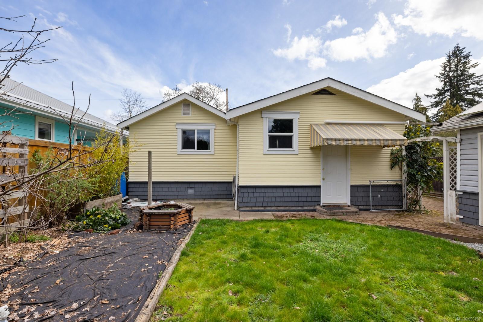 $585,000 - 931 Cavell St<br>British Columbia, V9L 1Y5