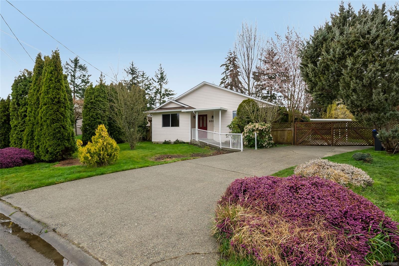 $695,000 - 890 Aberdeen Dr<br>British Columbia, V9P 2L8