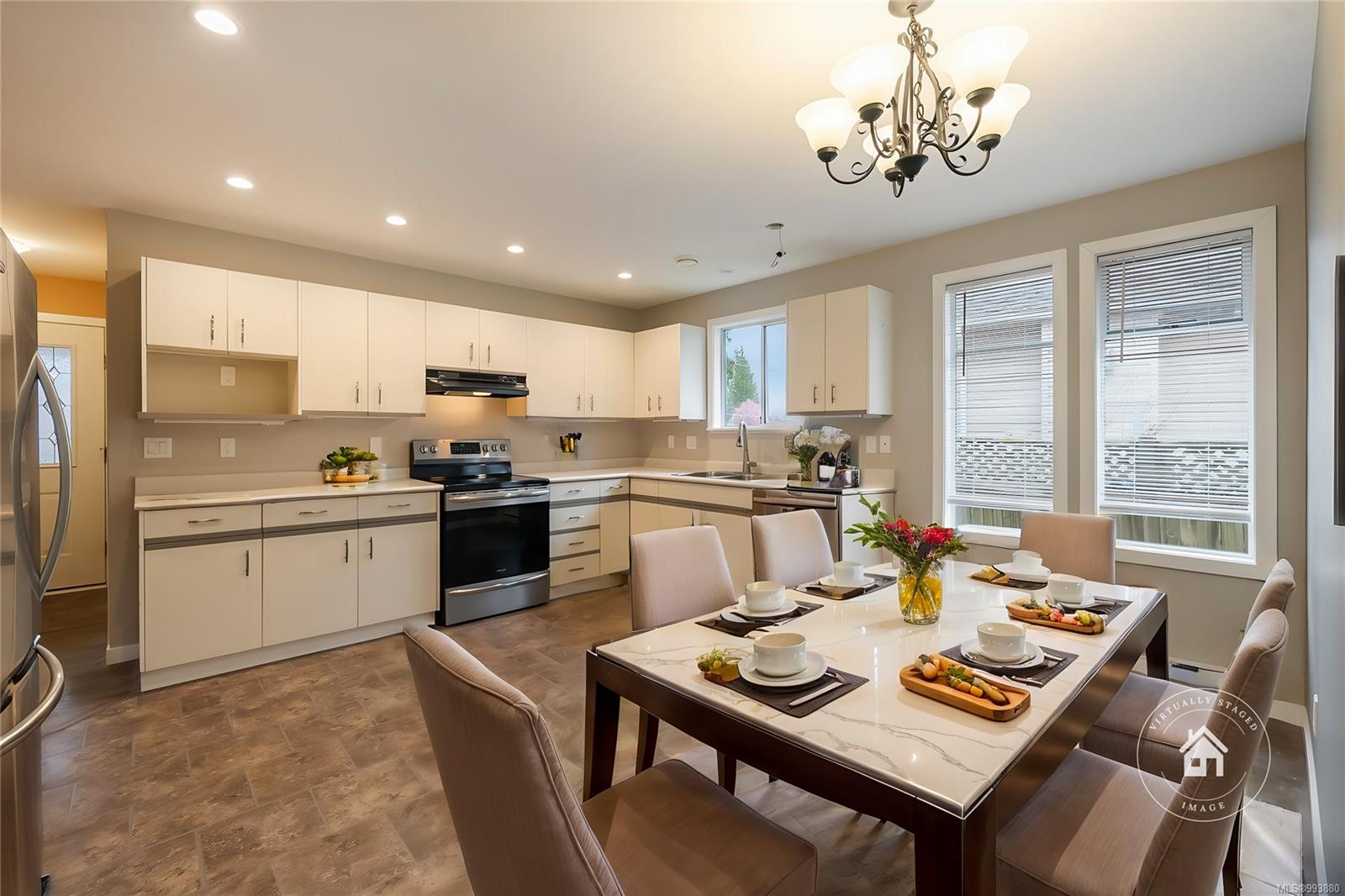 $695,000 - 890 Aberdeen Dr<br>British Columbia, V9P 2L8