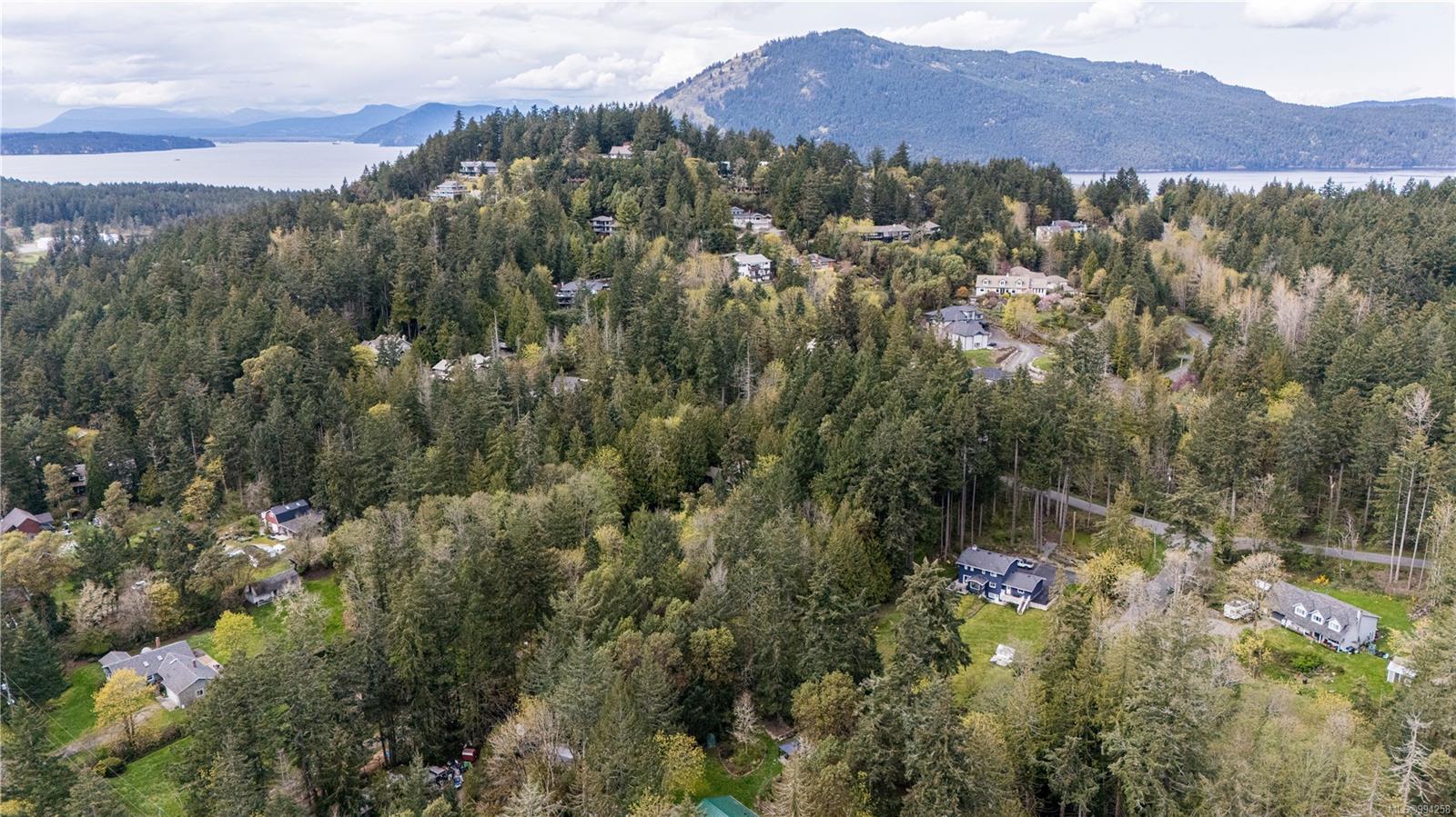 $899,000 - 1309 Hillgrove Rd<br>British Columbia, V8L 5K8