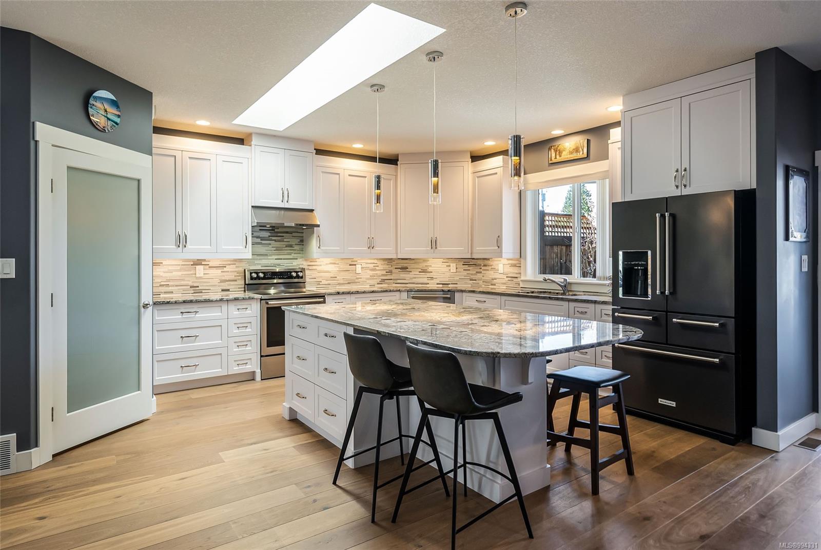 $1,250,000 - 393 Wisteria St<br>British Columbia, V9P 1C6